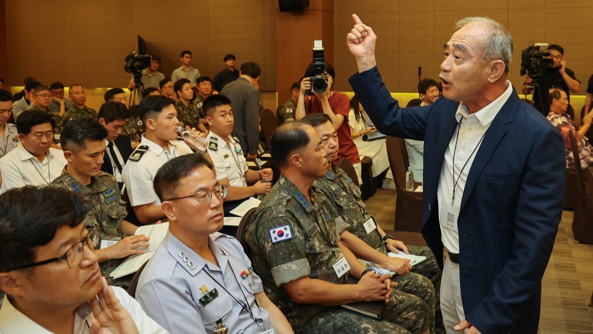 "이재명 앞잡이냐", "매국노들" 난장판된 사관학교 공청회, 결국 파행