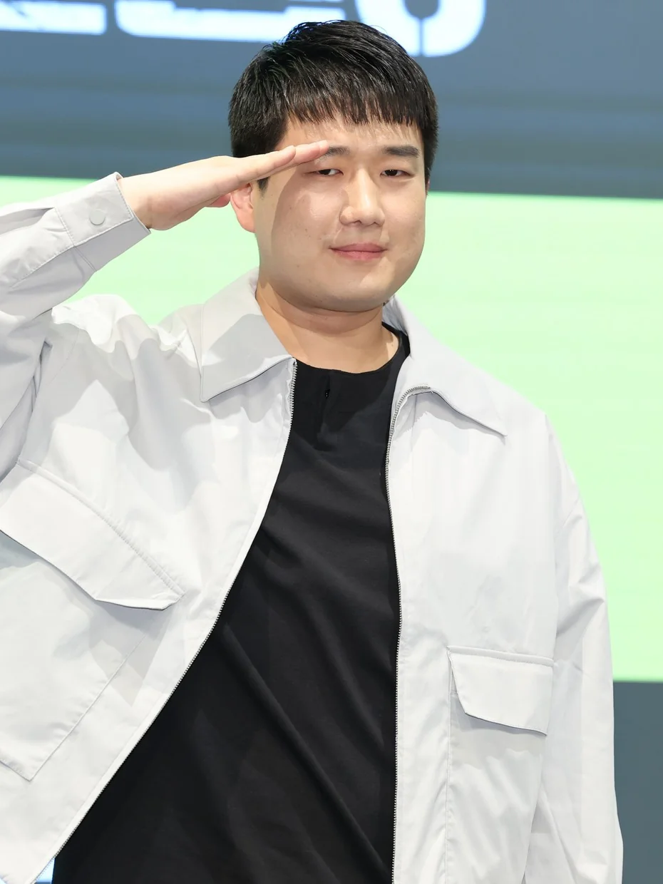 하사로 돌아온 최일구, 시즌4 문을 열다 / 흰색 재킷을 입고 경례하는 남태우 (사진=뉴스1)