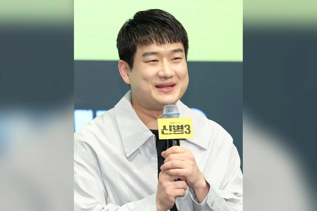 흰색 셔츠에 마이크를 든 남태우, 포근한 미소 (사진=뉴스1)