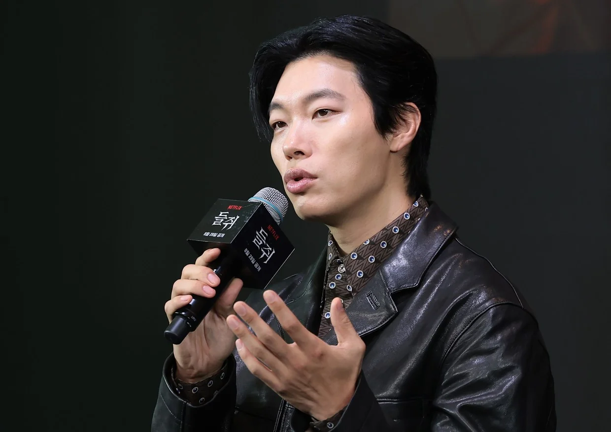 8월 28일 공개 확정…“들쥐”는 어떤 작품 / 마이크를 들고 설명하는 류준열 (사진=뉴스1)