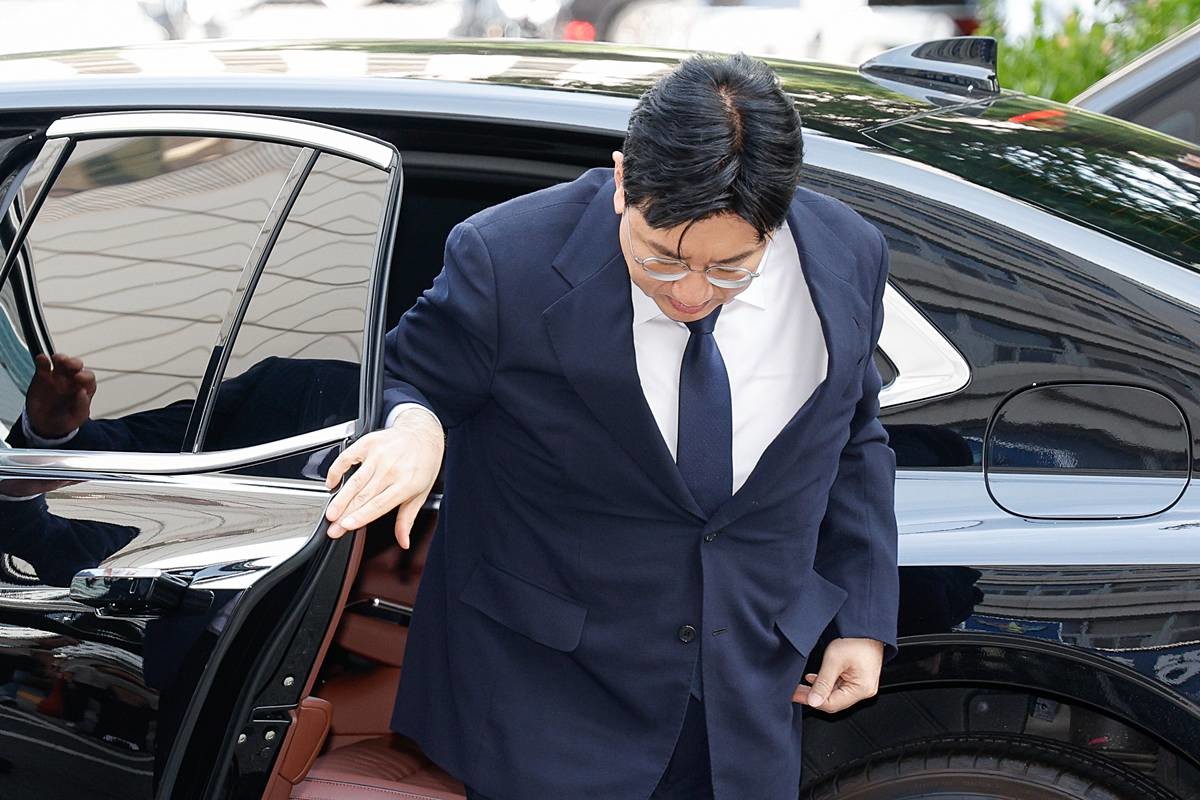 방시혁 하이브 의장이 지난해 9월 15일 오전 자본시장법 위반 혐의(사기적 부정거래) 관련 조사를 받기 위해 마포구 서울경찰청 금융범죄수사대에 출석하고 있다 / 뉴스1