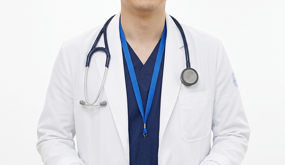 기사 이해를 돕기 위해 AI를 활용해 제작한 사진. 기사 내용과 직접적인 관련이 없는 자료 사진. 서울 용산경찰서는 지난 4월 대학병원 의사 남성 A 씨를 성폭력 범죄의 처벌 등에 관한 특례법 위반(카메라 등 이용 촬영) 혐의로 체포한 것으로 전해졌다. 대학병원 의사 A 씨는 토요일인 지난 4월 11일 서울 용산역 앞에서 자신의 휴대전화로 여성 두 명의 신체를 촬영한 혐의를 받는다. 당시 피해자 가족의 신고를 받고 출동한 경찰은 A 씨를 현행범으로 체포한 뒤 A 씨의 휴대전화를 포렌식 했다. 해당 휴대전화에서는 A 씨가 수년 전 촬영한 여성 8∼9명의 사진이 추가로 발견된 것으로 전해졌다. 경찰은 지난 6월 대학병원 의사 A 씨를 서울서부지검에 송치했지만 서부지검은 같은 달 기소유예 처분한 것으로 전해졌다.