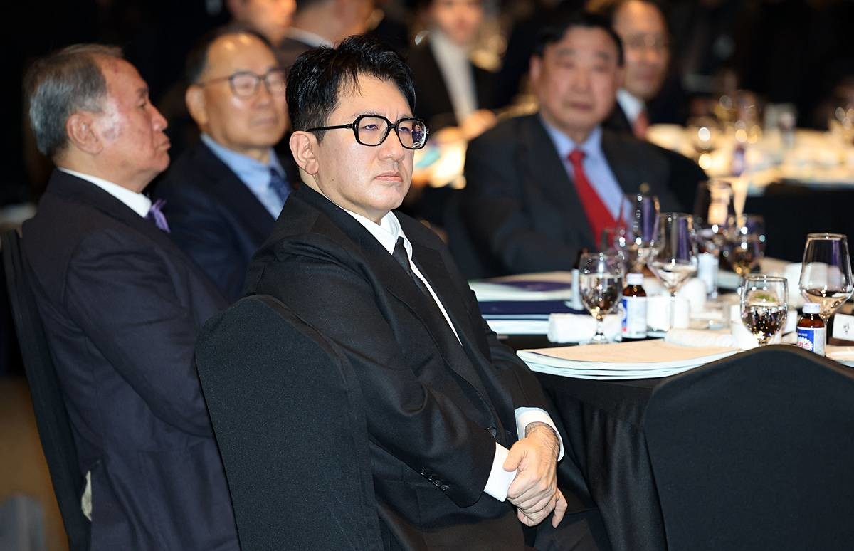 방시혁 하이브 이사회 의장이 지난해 2월 20일 서울 여의도 FKI타워에서 열린 한경협 제64회 정기총회·새 CI 공개 행사에 참석해 류진 회장의 인사말을 경청하고 있다 / 뉴스1