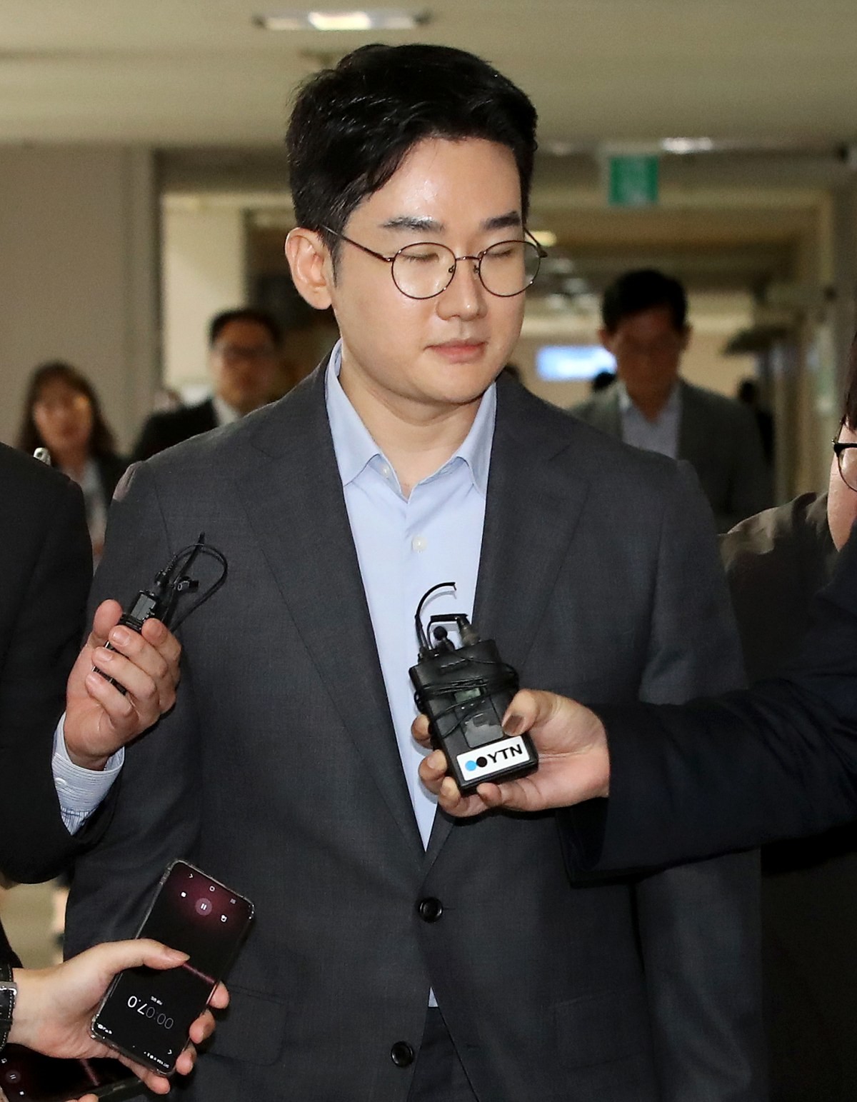'음료컵 테러' 자작극 의혹을 받는 정이한 전 개혁신당 부산시장 후보가 지난 7월 8일 부산지방법원에서 열린 구속 전 피의자 심문에 출석하고 있다. / 뉴스1