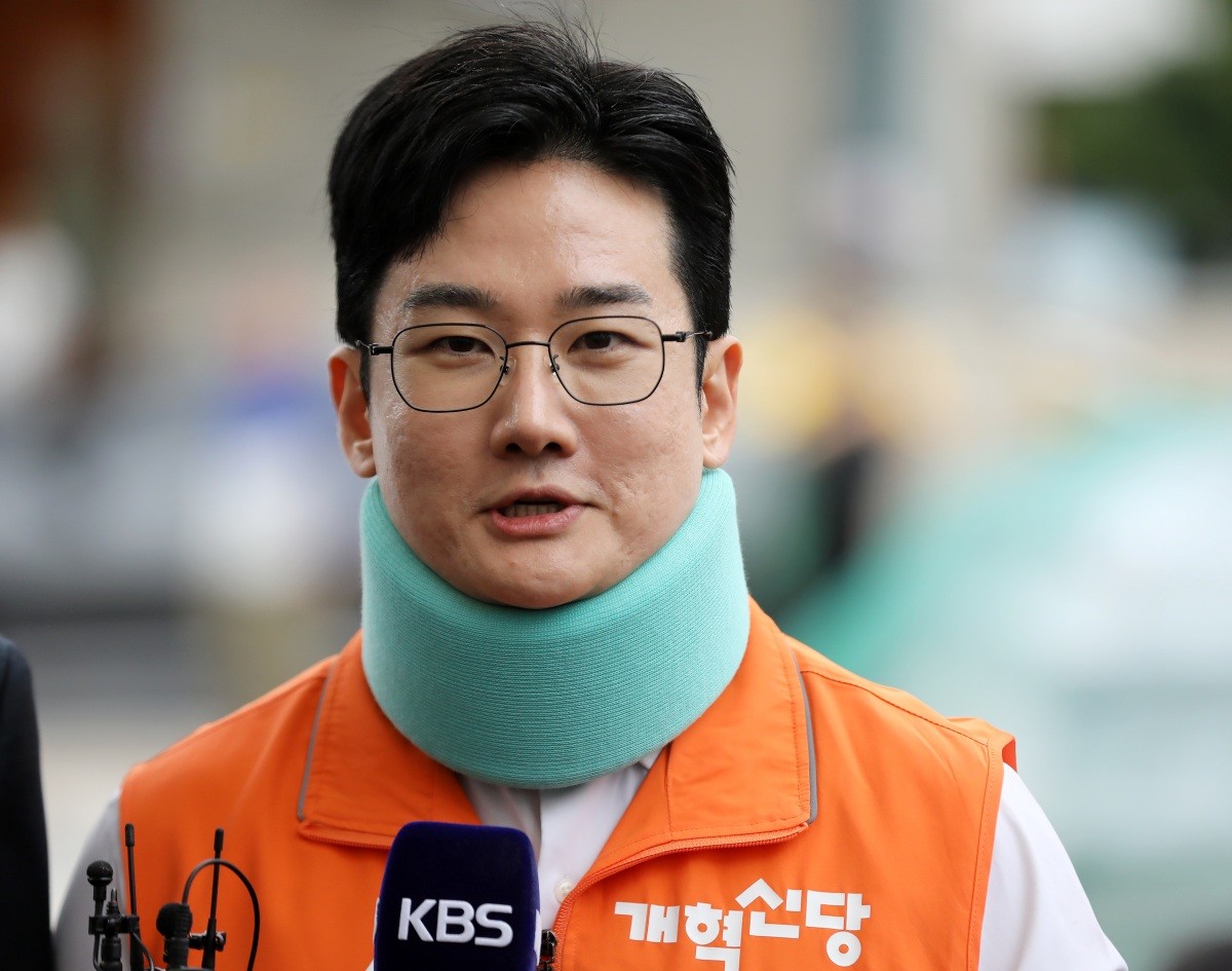 목에 깁스를 한 정이한 개혁신당 부산시장 후보가 지난 4월 29일 부산 북구 구포시장에서 취재진 질문에 답하고 있다. / 뉴스1