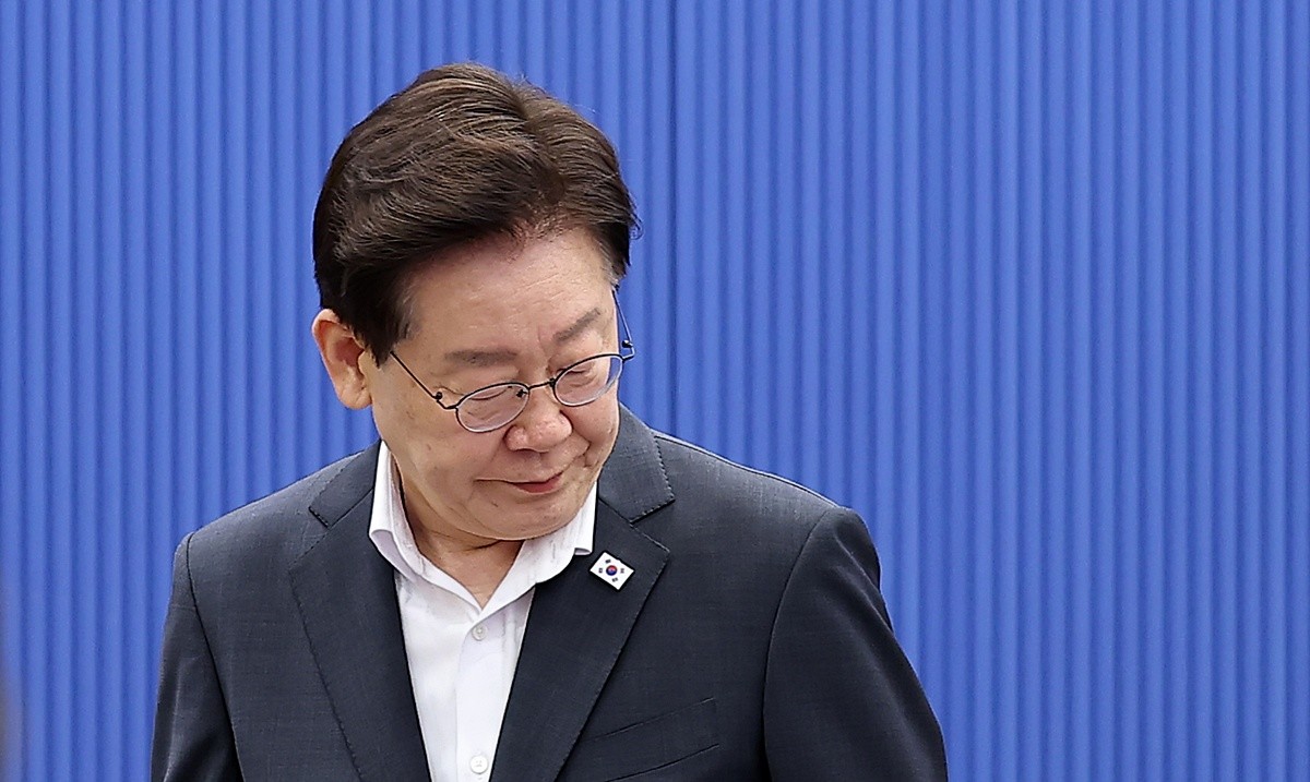 이재명 대통령 자료 사진. 여론조사기관 조원씨앤아이가 스트레이트뉴스 의뢰로 지난 22~24일 사흘간 전국에 있는 만 18세 이상 남녀 2001명을 대상으로 진행한 여론조사 결과를 26일 발표했다. 해당 여론조사 결과 이재명 대통령의 국정운영 평가는 긍정 38.9%, 부정 57.9%로 각각 집계됐다. 모름은 3.2%로 나타났다. 이는 해당 여론조사기관이 지난해 이재명 대통령 취임 이후 실시한 전국 정례조사 가운데 가장 낮은 수치다. / 연합뉴스