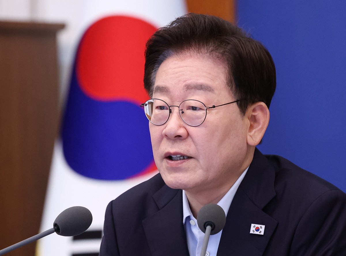 이재명 대통령이 청와대에서 열린 국무회의에서 발언을 하고 있다. 기사 이해를 돕기 위한 자료 사진. 여론조사기관 조원씨앤아이가 스트레이트뉴스 의뢰로 지난 22~24일 사흘간 전국에 있는 만 18세 이상 남녀 2001명을 대상으로 진행한 여론조사 결과를 26일 발표했다. 해당 여론조사 결과 이재명 대통령의 국정운영 평가는 긍정 38.9%, 부정 57.9%로 각각 집계됐다. 모름은 3.2%로 나타났다. 이는 해당 여론조사기관이 지난해 이재명 대통령 취임 이후 실시한 전국 정례조사 가운데 가장 낮은 수치다. / 뉴스1