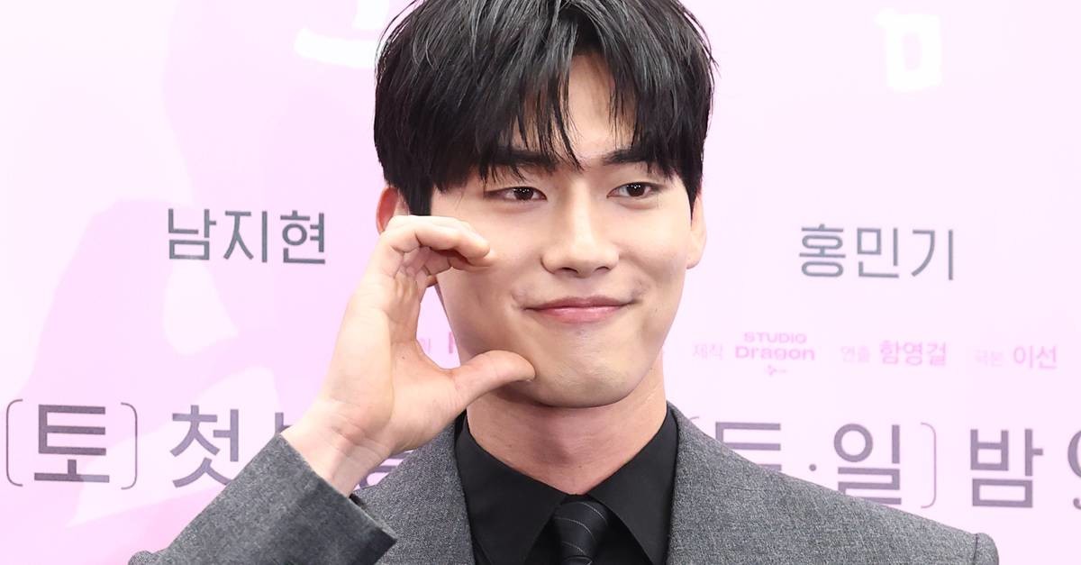 배우 홍민기가 지난해 12월 30일 서울 마포구 스탠포드호텔에서 열린 KBS 2TV 새 토일 미니시리즈 ‘은애하는 도적님아 제작발표회에 참석해 포즈를 취하고 있다 / 뉴스1