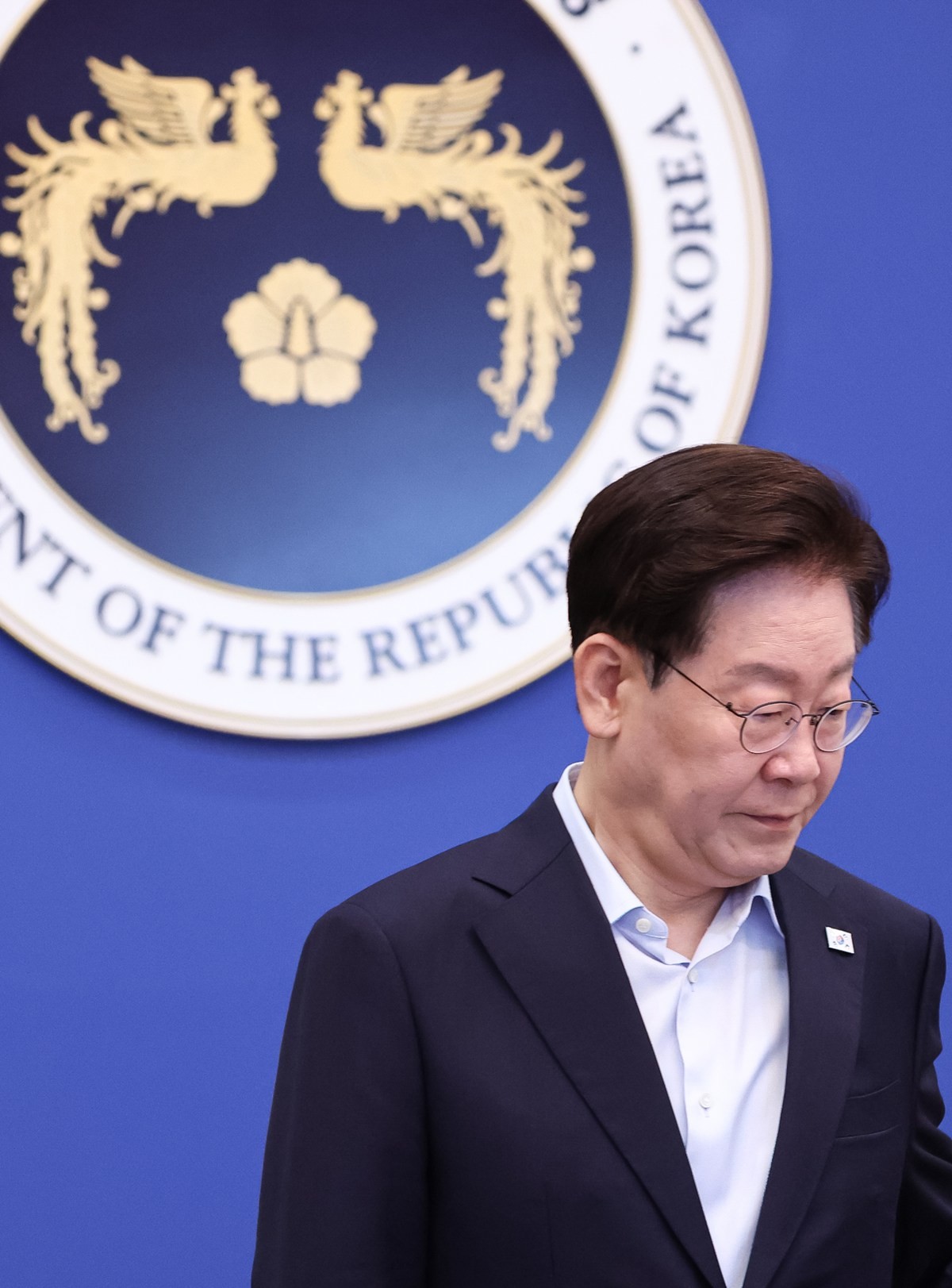 이재명 대통령이 청와대에서 열린 국무회의에서 국민의례를 마친 뒤 자리에 착석하고 있다. 여론조사기관 조원씨앤아이가 스트레이트뉴스 의뢰로 지난 22~24일 사흘간 전국에 있는 만 18세 이상 남녀 2001명을 대상으로 진행한 여론조사 결과를 26일 발표했다. 해당 여론조사 결과 이재명 대통령의 국정운영 평가는 긍정 38.9%, 부정 57.9%로 각각 집계됐다. 모름은 3.2%로 나타났다. 이는 해당 여론조사기관이 지난해 이재명 대통령 취임 이후 실시한 전국 정례조사 가운데 가장 낮은 수치다. / 뉴스1