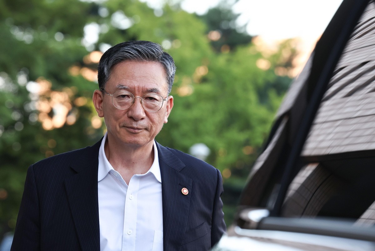정성호 법무부 장관이 24일 경기 과천시 정부과천청사 법무부를 나서고 있다. 정 장관은 이날 이재명 대통령이 사의를 수리하면서 취임 약 1년 1개월 만에 장관직에서 물러나게 됐다. / 뉴스1