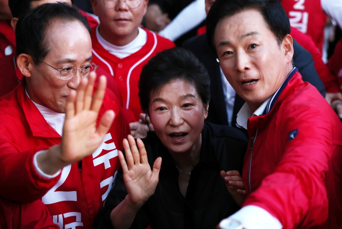 박근혜 전 대통령이 지난 5월 31일 추경호 국민의힘 대구시장 후보, 유영하 국민의힘 의원과 함께 대구 수성못을 찾아 시민들과 인사하고 있다. / 뉴스1
