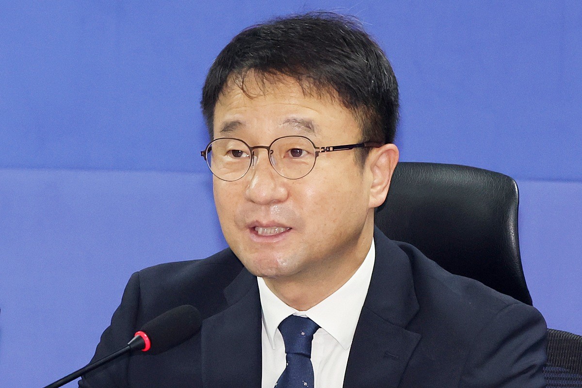 한병도 더불어민주당 원내대표가 서울 여의도 국회 의원회관에서 열린 '2027년 예산안 당정협의'에서 인사말을 하고 있다. 기사 이해를 돕기 위한 자료 사진. 한병도 원내대표는 최근 일부 보수 단체와 5·18 민주화운동을 재조명하는 국회 토론회를 열어 논란을 부른 이진숙 국민의힘 의원을 향해 '국민과 역사 앞에 반드시 그 책임을 묻겠다'라고 밝혔다. 한병도 원내대표는 26일 경북 안동 경북도당에서 열린 최고위원회의에서 '어제(25일) 국회 운영위원회에서는 이진숙 의원 제명 촉구 결의안을 (국민의힘 의원 불참 속에) 참석 의원 17명 전원 찬성으로 의결했다'라며 이렇게 강조했다. / 뉴스1