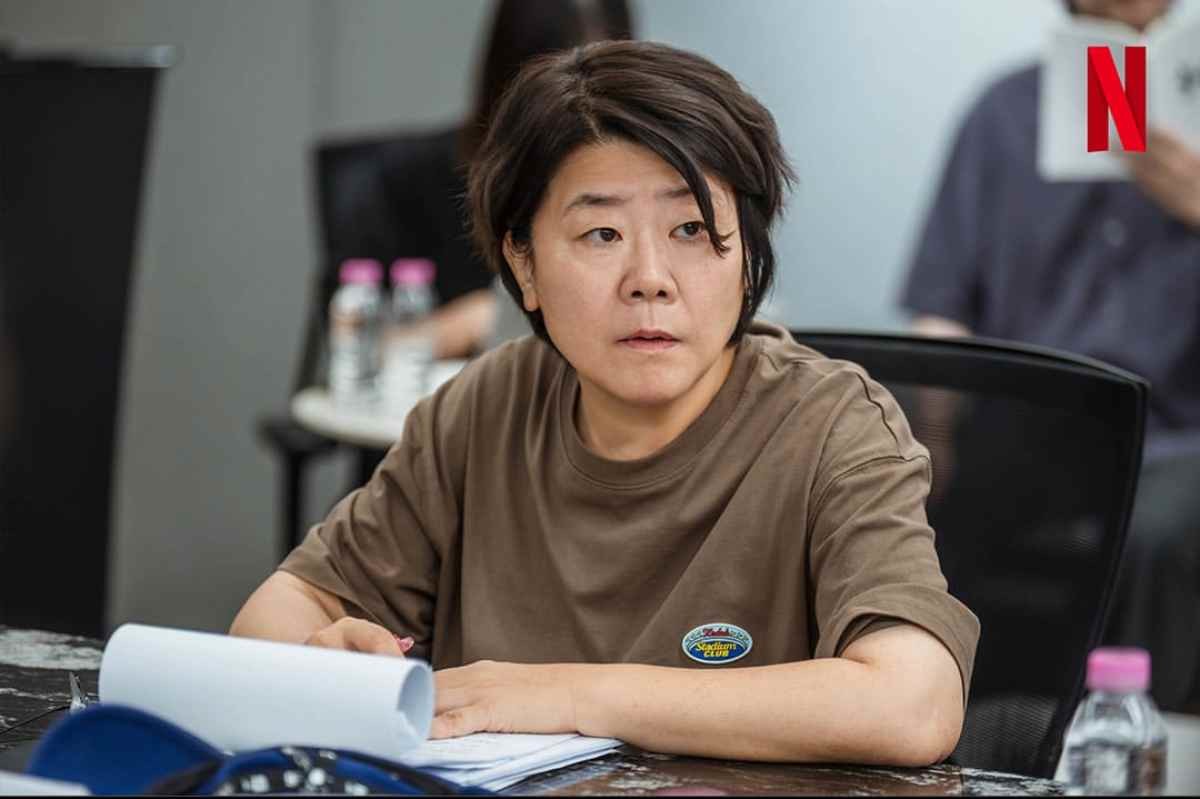 드라마 '할매' 대본 리딩 진행 중인 이정은 / 넷플릭스 코리아 인스타그램