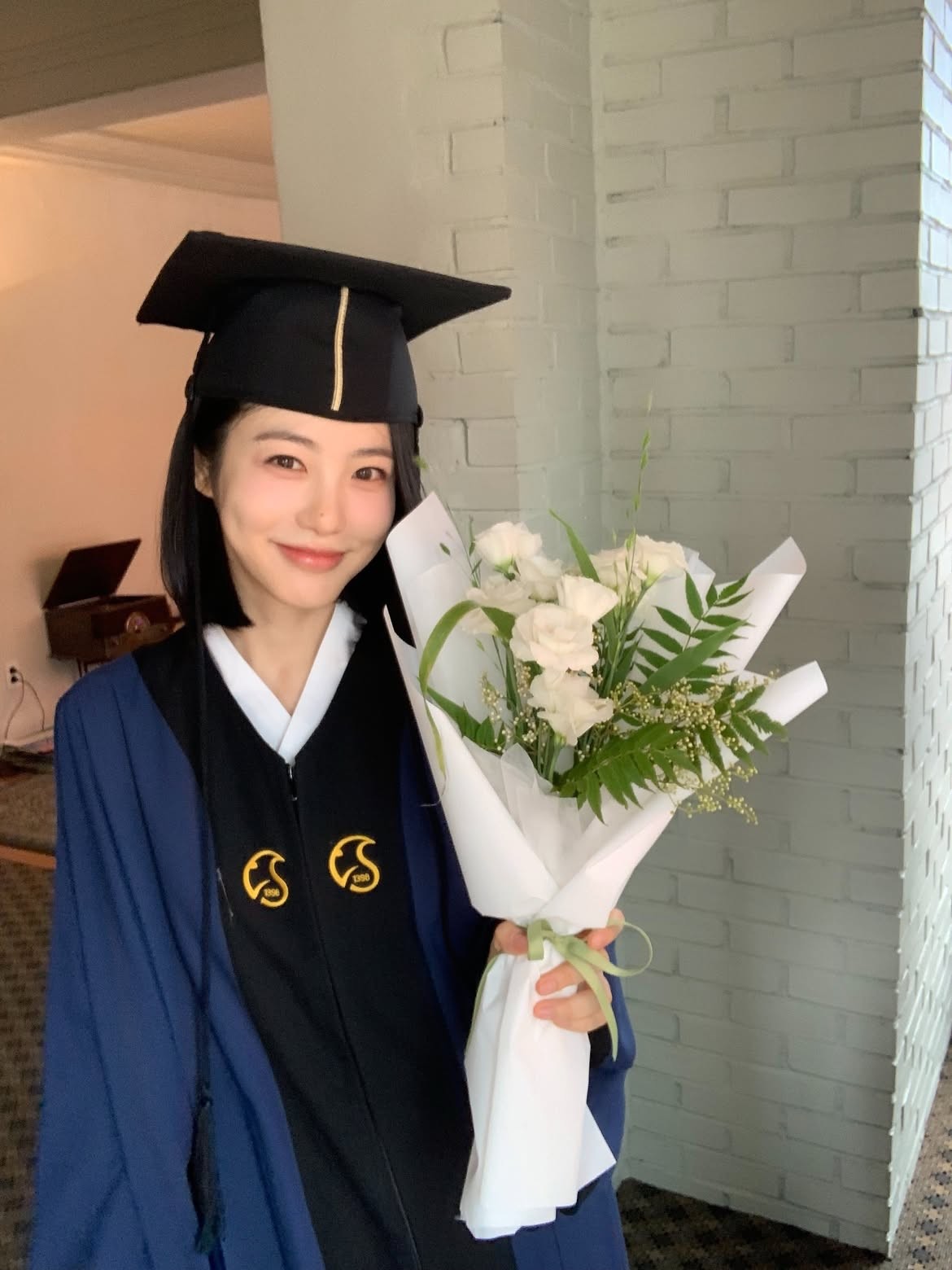 신예은은 25일 자신의 SNS(사회관계망서비스)에 '암모나이트의 졸업'이라는 글과 함께 졸업을 알리는 사진 여러 장을 올렸다. / 신예은 인스타그램