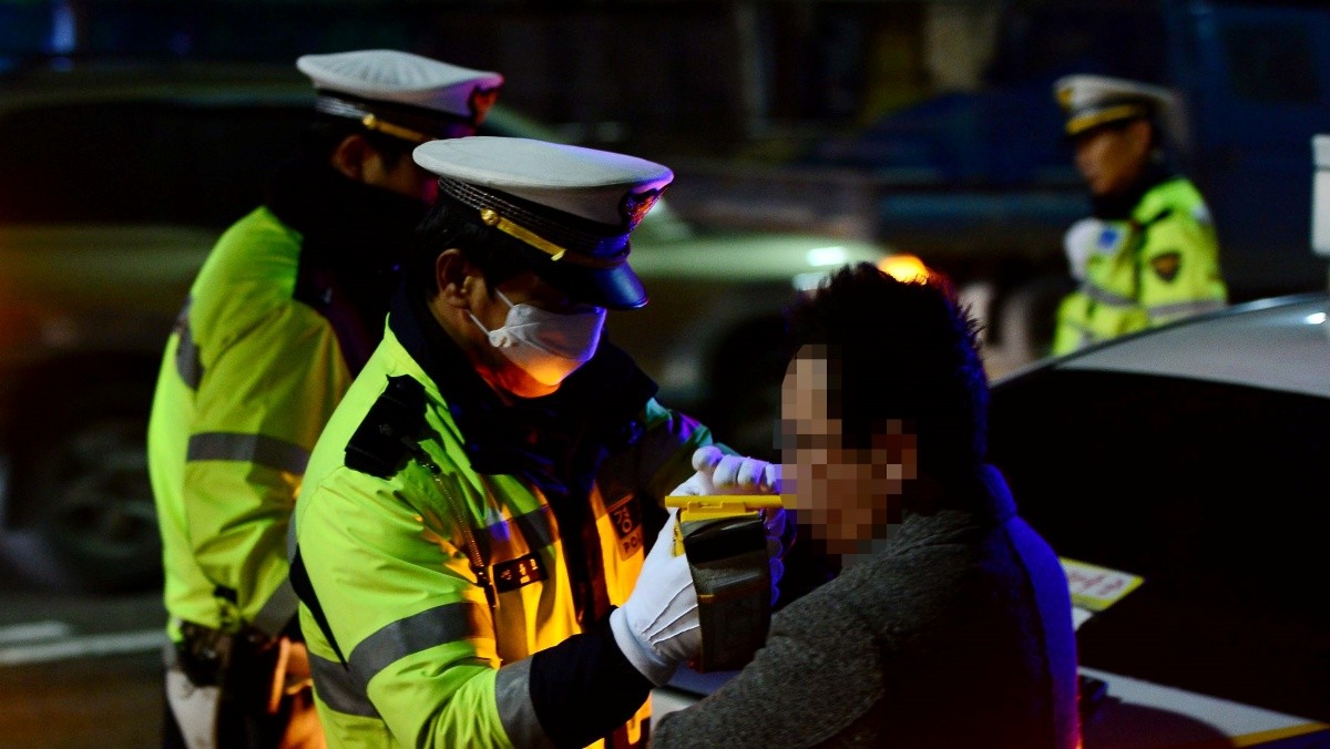 경찰이 운전자를 상대로 음주 여부를 확인하기 위해 호흡 측정을 하고 있다. 기사의 이해를 돕기 위한 사진 / 뉴스1