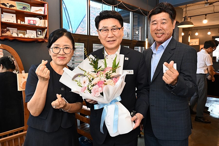 김원기 의정부시장이 8월 25일 흥선동에서 열린 ‘시의적절한 시시콜콜’ 현장 소통 행사에서 꽃다발을 들고 참석자들과 기념촬영을 하고 있다