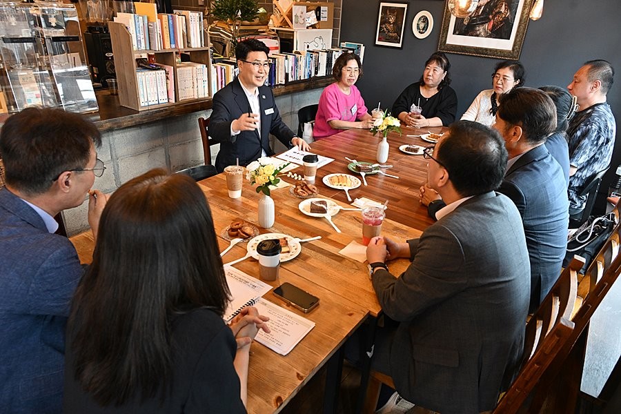 김원기 의정부시장이 8월 25일 흥선동에서 열린 ‘시의적절한 시시콜콜’ 현장 소통 행사에서 참석자들과 이야기를 나누고 있다