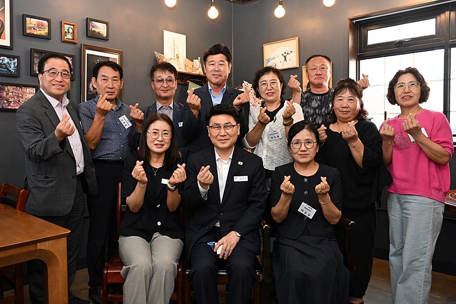 김원기 의정부시장이 8월 25일 흥선동에서 열린 ‘시의적절한 시시콜콜’ 현장 소통 행사 후 참석자들과 기념촬영을 하고 있다