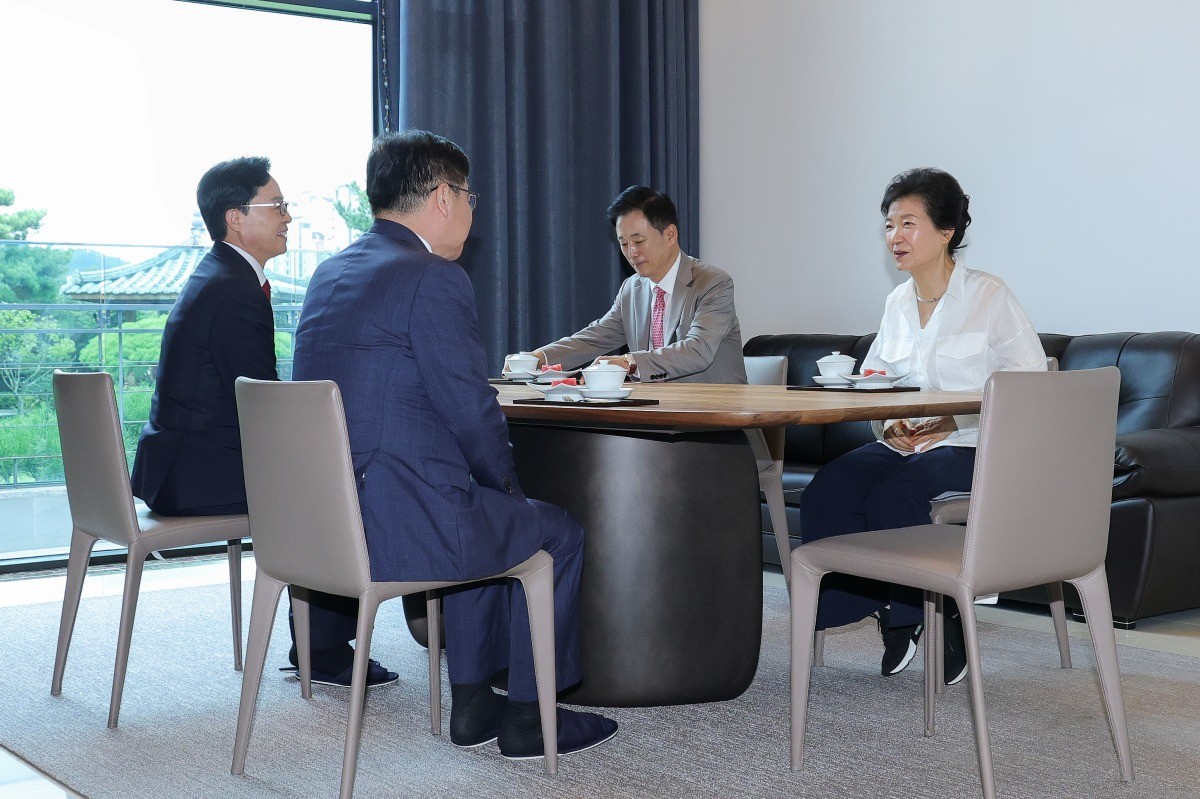 정점식 국민의힘 원내대표와 윤용근 원내대표 비서실장, 유영하 의원이 지난 19일 대구 달성군 박근혜 전 대통령 사저를 찾아 박 전 대통령을 예방하고 있다. / 국민의힘 제공, 뉴스1