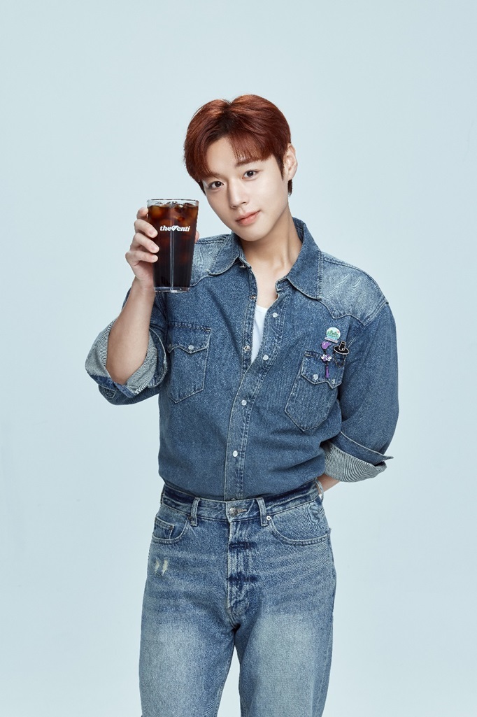 아이스 아메리카노 사랑하더니… 박지훈, 지드래곤 이어 더벤티 모델 됐다