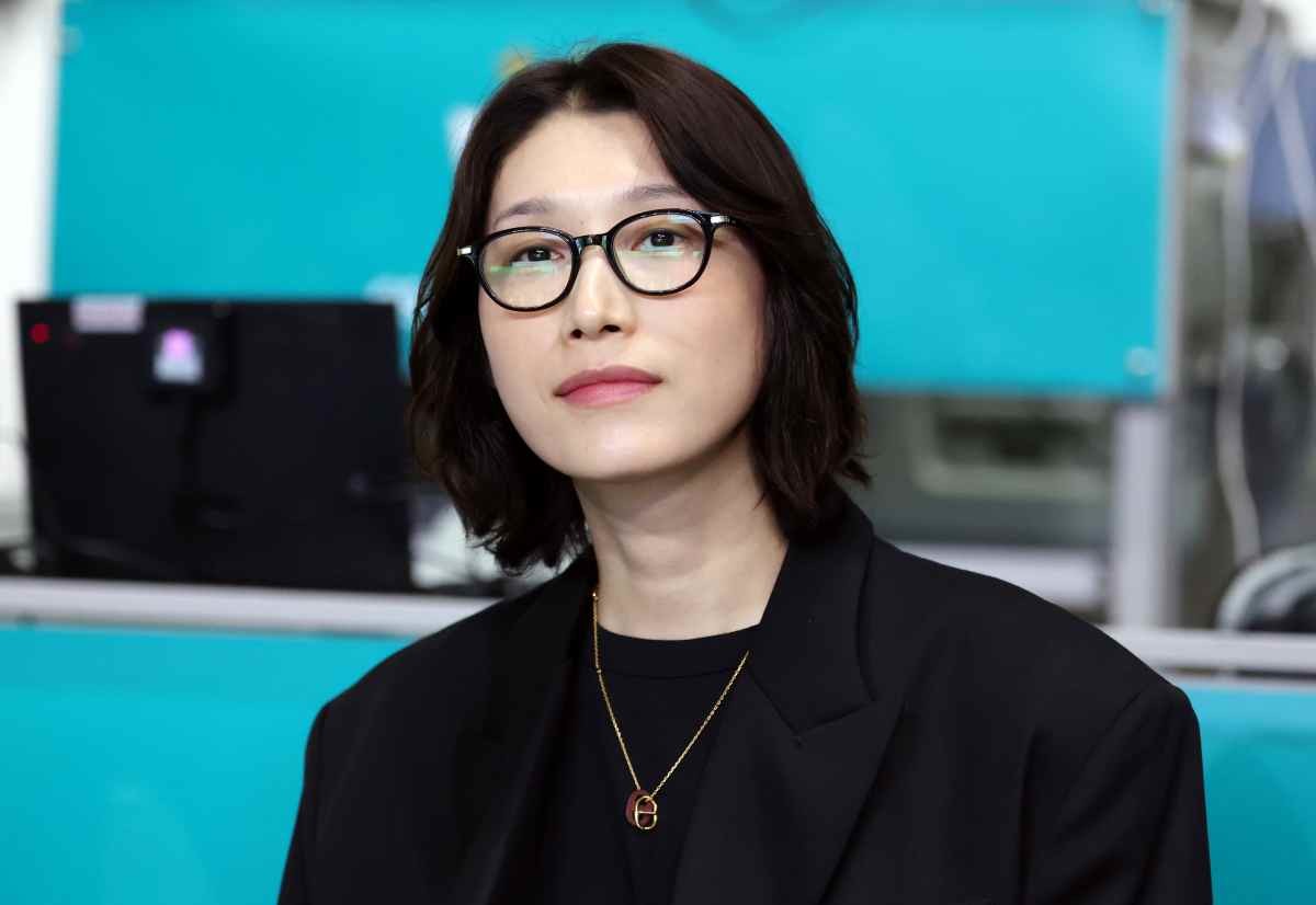 지난 3월 서울 중구 장충체육관에서 열린 2025-26 V리그 여자부 준플레이오프 GS칼텍스와 흥국생명의 경기, 지난 시즌을 끝으로 흥국생명에서 은퇴한 김연경이 경기를 지켜보고 있다.  / 뉴스1