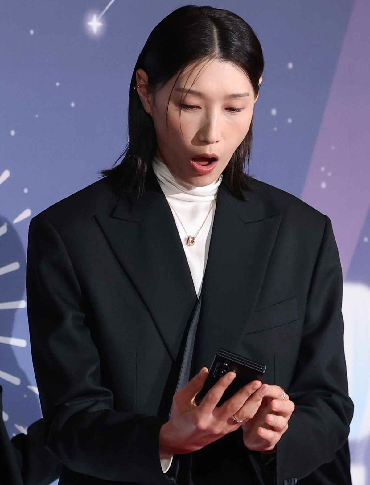 '신인감독' 김연경이 지난해 서울 마포구 MBC 미디어센터 공개홀에서 열린 '2025 MBC 방송연예대상' 레드카펫 행사에 참석해 신상 트라이폴드폰을 살펴보고 있다.   / 뉴스1