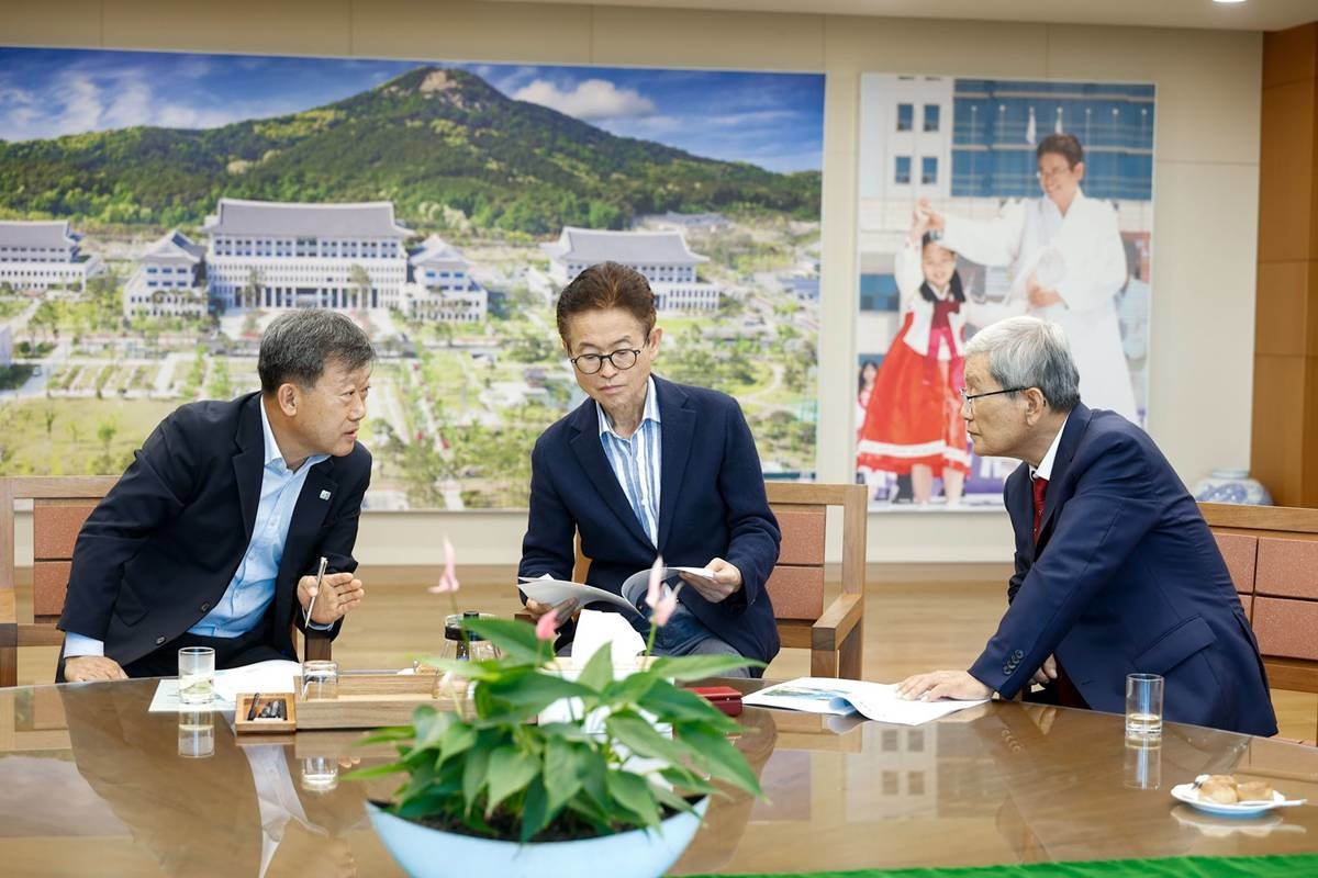 이철우 경북지사를 만나고 있는 남한권 울릉군수(왼쪽)/이하 울릉군