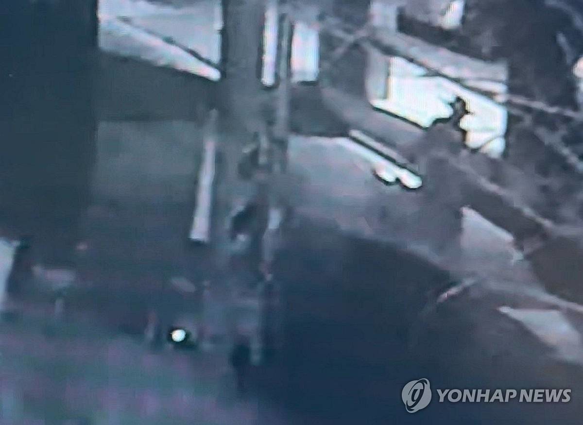 20대 중국인 대학원 유학생을 살해한 피의자 정모(30대)씨가 지난 20일 오후 10시 30분께 경북 경산시 하양읍 자신의 원룸에서 여성복을 입고 빠져나오는 모습이 폐쇄회로(CC)TV 화면에 찍혔다 / 연합뉴스