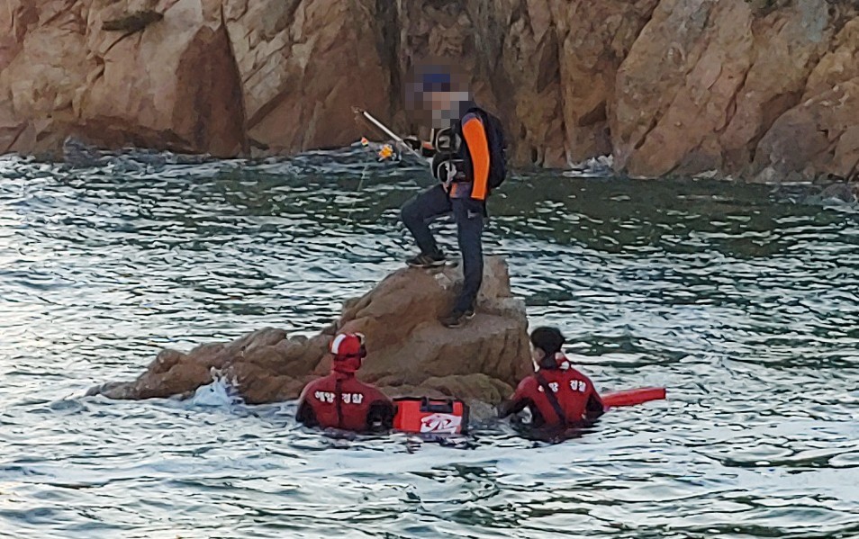 갯바위에 고립된 낚시객을 구조 중인 해경 자료 사진 / 뉴스1