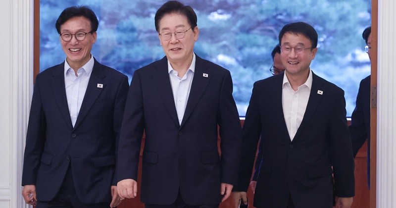 (왼쪽부터) 만찬 간담회 입장하는 김민석 더불어민주당 당대표, 이재명 대통령 / 뉴스1