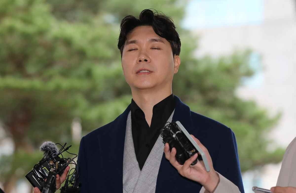 방송인 박수홍이 2023년 서울 마포구 서울서부지방법원에서 특정경제범죄 가중처벌 등에 관한 법률(횡령) 위반 혐의로 기소된 친형 박 모씨와 배우자 이 모씨에 대한 4차 공판에 증인으로 출석하며 취재진의 질문에 답하고 있다. / 뉴스1