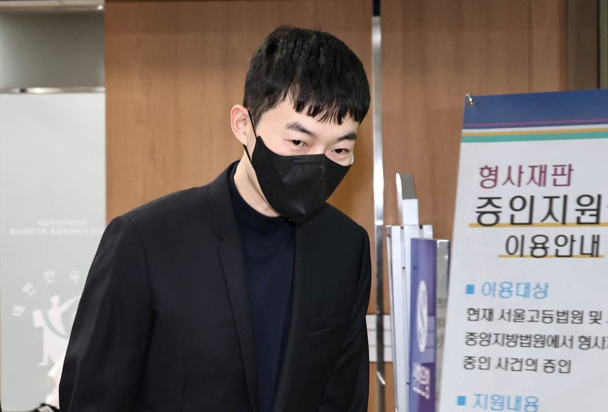 현직 교사로부터 수능 관련 모의고사 문항을 부정거래 한 혐의로 재판에 넘겨진 '일타강사' 현우진 씨가 지난 4월 24일 서울 서초구 서울중앙지방법원에서 열린 청탁금지법 위반 혐의 첫 공판에 출석하고 있다. / 연합뉴스