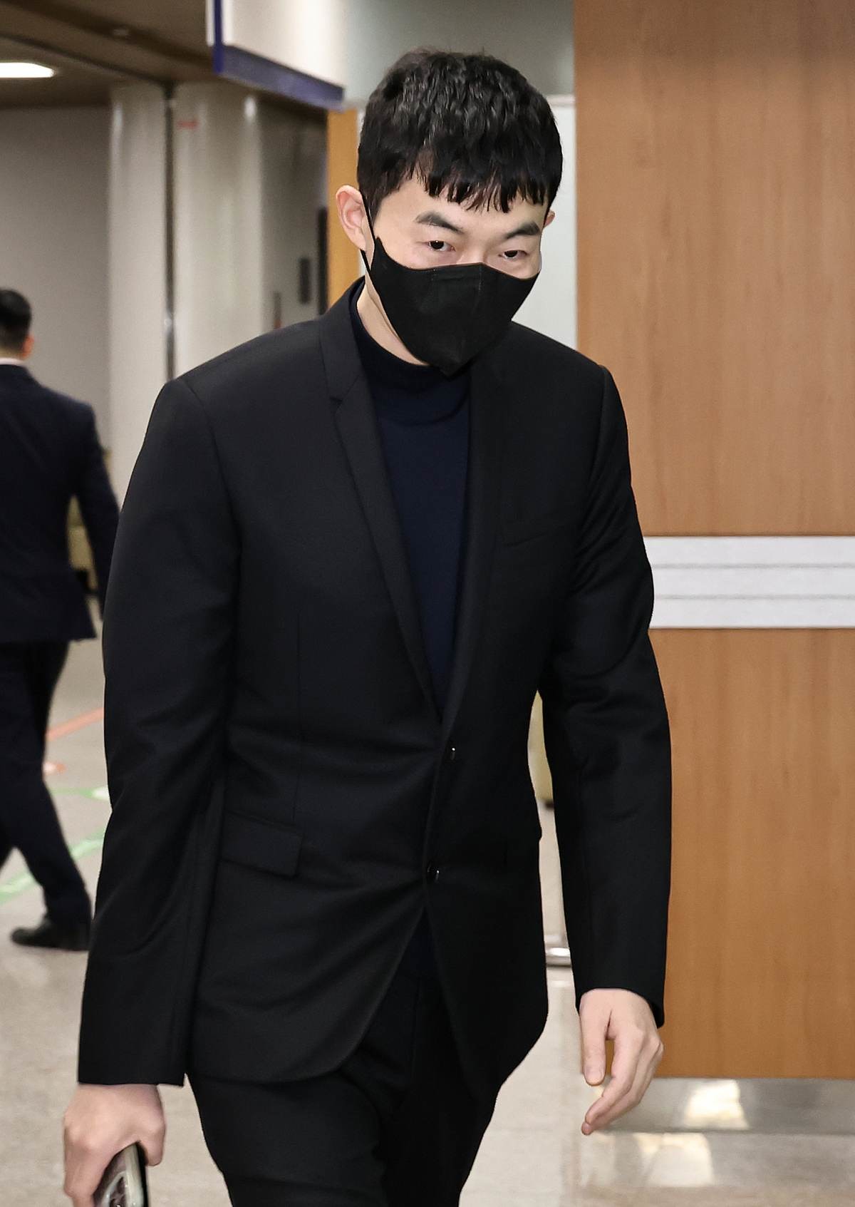 현직 교사로부터 수능 관련 모의고사 문항을 부정거래 한 혐의로 재판에 넘겨진 '일타강사' 현우진 씨가 지난 4월 24일 서울 서초구 서울중앙지방법원에서 열린 청탁금지법 위반 혐의 첫 공판에 출석하고 있다. / 연합뉴스