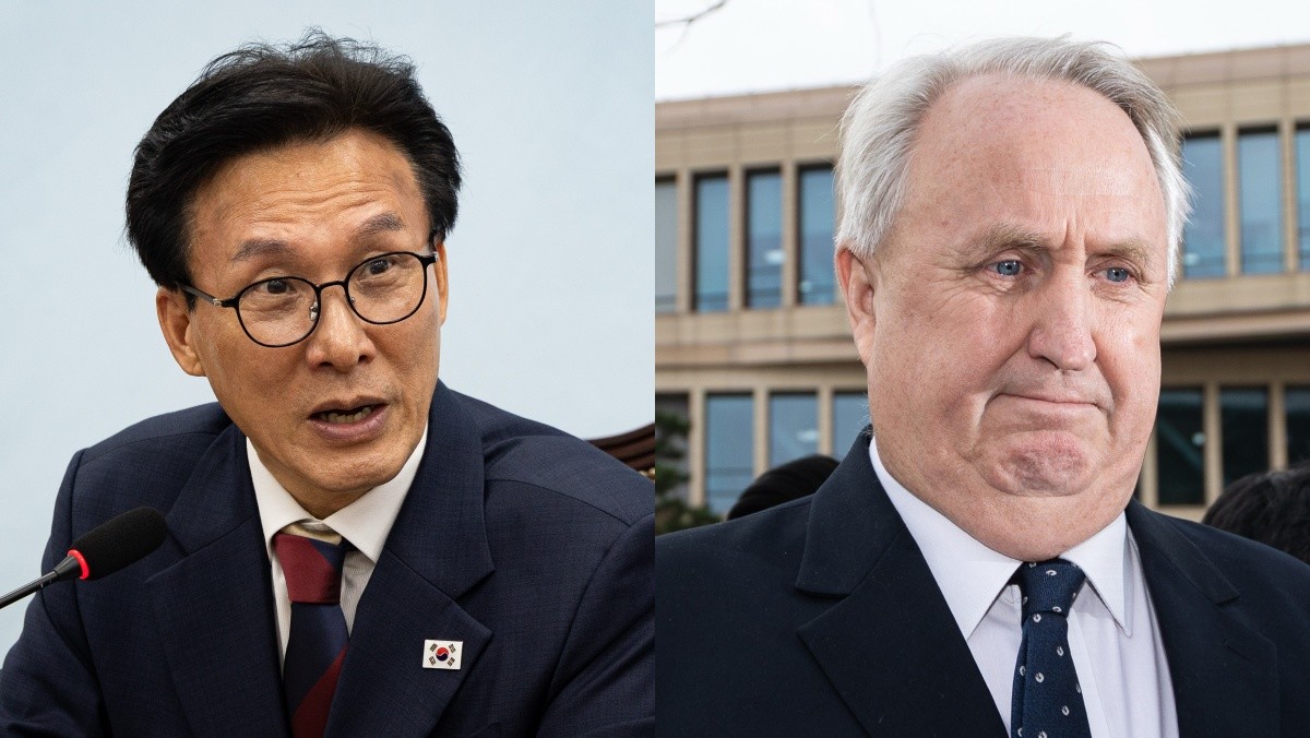 김민석 민주당 대표와 인요한 전 국민의힘 의원 자료사진. 청와대가 대한적십자사 회장으로 선출된 인요한 전 국민의힘 의원의 임명을 재고해달라는 김민석 민주당 대표의 건의에 대해 '검토할 예정'이라는 입장을 26일 내놨다. / 뉴스1