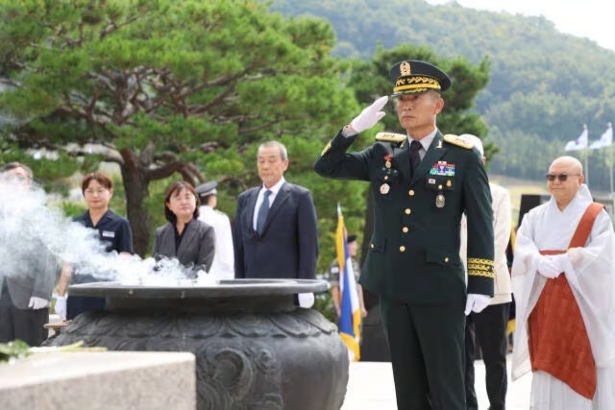 2024년 이수득 당시 육군 8사단장이 '영천대첩' 전승기념행사에서 분향한 뒤 경례하고 있다. / 육군 8사단 제공