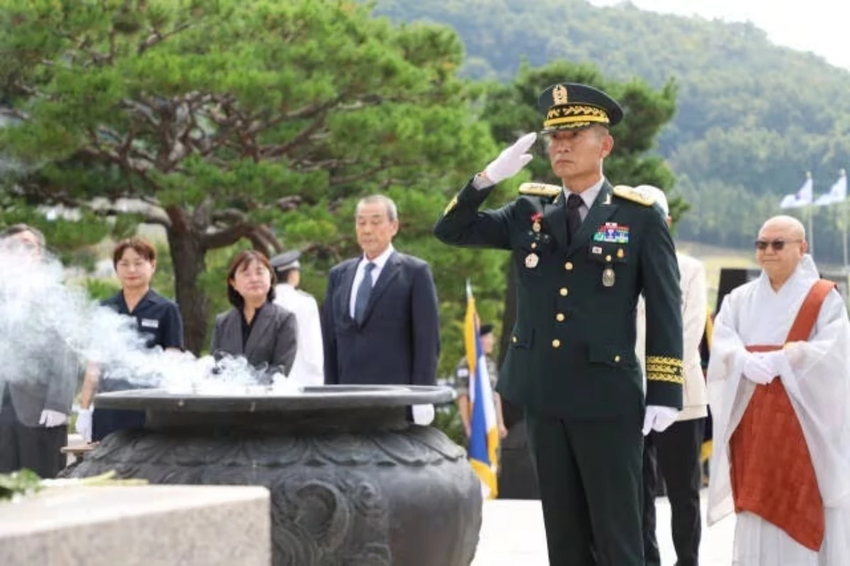 2024년 이수득 당시 육군 8사단장이 '영천대첩' 전승기념행사에서 분향한 뒤 경례하고 있다. / 육군 8사단 제공