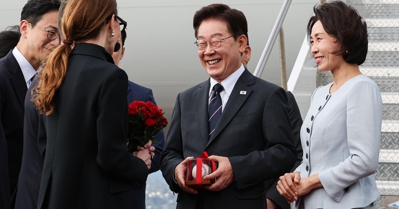 야구공 선물 받은 이재명 대통령 / 뉴스1