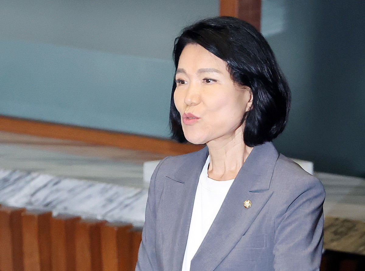 이진숙 국민의힘 의원 자료 사진. 이진숙 의원에 대한 제명 촉구 결의안이 더불어민주당 등 범여권 주도로 국회 본회의에서 통과됐다. 이 의원은 최근 5.18 관련 토론회를 열어 논란이 됐다. 국회의원 제명 촉구 결의안이 국회 본회의 문턱을 넘은 것은 헌정사상 처음이다. 이 의원은 본회의장을 나와 취재진에 '대통령과 다수당에 밉보이면 사실상 국회의원 탄핵을 가능하게 하는 일이 대한민국 국회에서 벌어지고 있다'라며 '북한 노동당이 일당독재를 행하는 것처럼 대한민국 국회가 민주당 독재가 됐다'라고 비판했다. / 연합뉴스