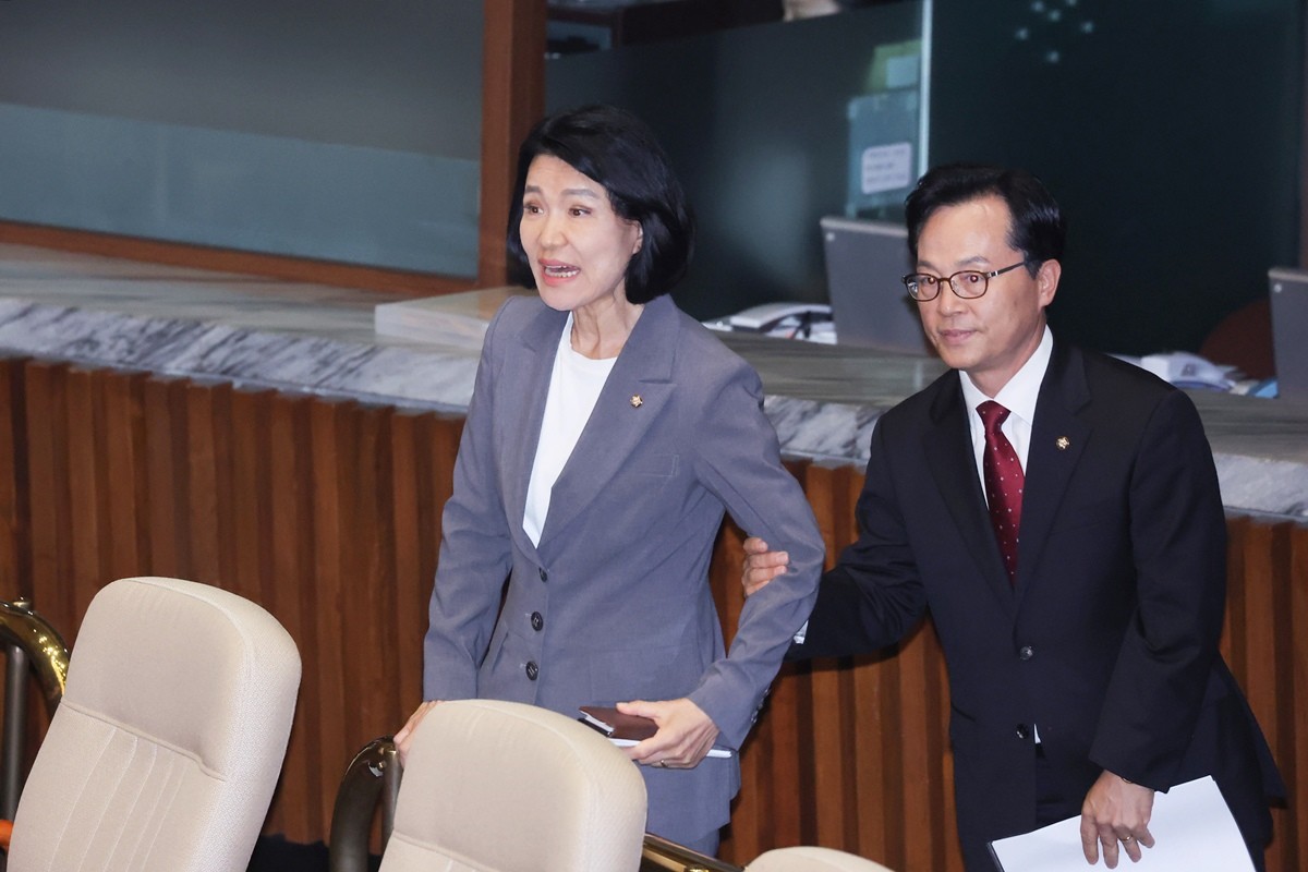 이진숙 국민의힘 의원이 26일 서울 여의도 국회에서 열린 제438회국회(임시회) 제2차 본회의에서 자신에 대한 제명 촉구 결의안이 상정되자 국회 본회의장을 나서며 언쟁을 벌이고 있다. 이 의원은 본회의장을 나와 취재진에 '대통령과 다수당에 밉보이면 사실상 국회의원 탄핵을 가능하게 하는 일이 대한민국 국회에서 벌어지고 있다'라며 '북한 노동당이 일당독재를 행하는 것처럼 대한민국 국회가 민주당 독재가 됐다'라고 비판했다. / 뉴스1