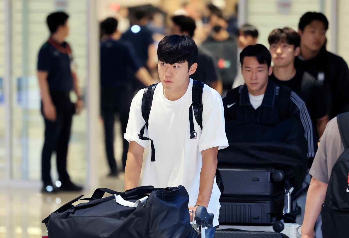 대한민국 축구국가대표팀 이기혁이 2026 국제축구연맹(FIFA) 북중미 월드컵 일정을 마치고 지난달 인천국제공항 제2여객터미널을 통해 귀국하고 있다. / 뉴스1