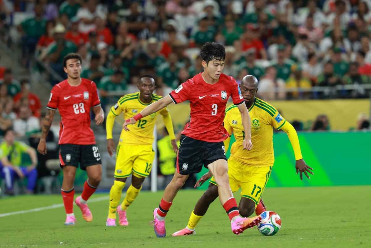 대한민국 축구국가대표팀 이기혁이 지난 6월 멕시코 몬테레이 스타디움에서 열린 2026 북중미 월드컵 A조 조별리그 3차전 대한민국과 남아프리카 공화국의 경기에서 남아공 에비던스 막고파의 압박에 패스를 하고 있다. / 뉴스1