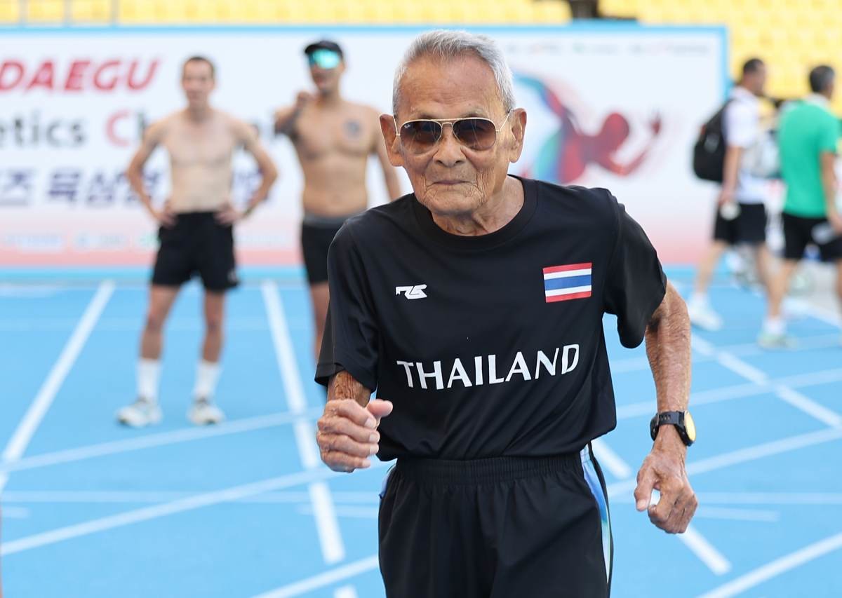 2026 대구세계마스터즈육상경기대회 최고령 참가자인 106세 태국인 사왕 잔프람(Sawang Janpram) 씨가 첫 경기 출전 전날인 26일 대구스타디움에서 태국 선수단과 함께 몸풀기하고 있다. / 연합뉴스