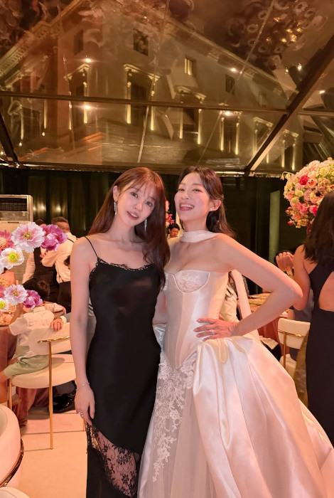 절친 아덴 조 결혼식에 하객으로 참석한 윤은혜 / 윤은혜 인스타그램
