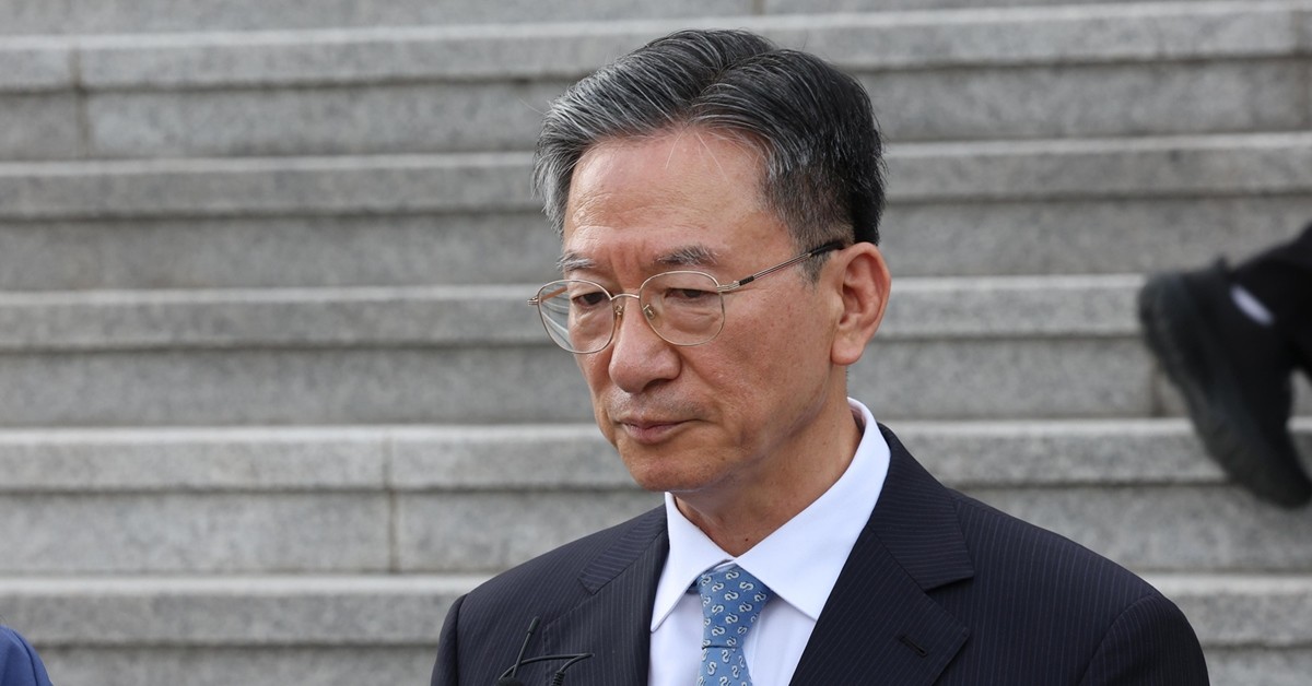 정성호 법무부 장관이 26일 경기 과천시 정부과천청사에서 열린 법무부 장관 이임식을 마치고 취재진의 질문에 답하고 있다. / 뉴스1