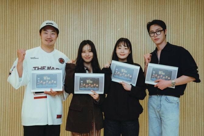 '꿀알바'에 출연하는 배우들 자료사진. (왼쪽부터) 이희준-고민시-김민하-이재욱. '꿀알바'는 시급 50배부터 시작하는 '꿀알바'만을 소개하는 이상한 인력사무소를 배경으로, 청년 '혁준'(이재욱)이 어떤 공포를 마주할지 알 수 없는 지옥의 노동 현장에 투입되며 펼쳐지는 미스터리 호러 판타지 시리즈를 그린다. / 넷플릭스