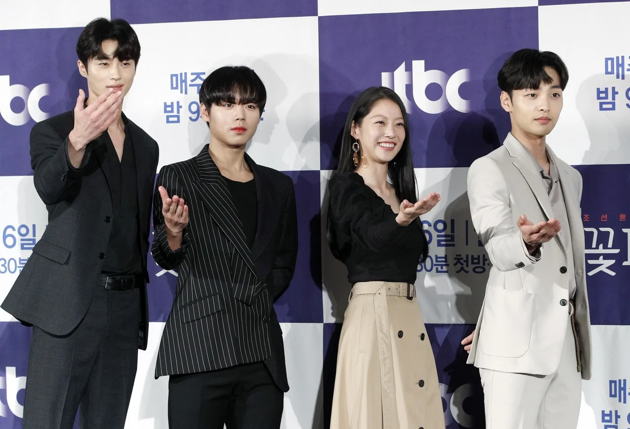 시청률과 시청자 반응 / 배우 변우석(왼쪽부터), 박지훈, 공승연, 김민재가 16일 오후 서울 여의도 콘래드호텔에서 열린 JTBC 월화드라마 '조선혼담공작소 꽃파당' 제작발표회에서 포즈를 (사진=뉴스1)