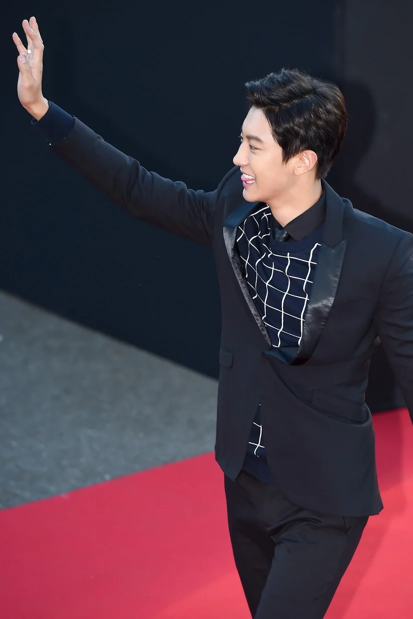 변우석, 4개 부문 동시 석권…아이유와 커플상 1위 / 엑소 찬열이 9일 오후 경남 진주 경남문화예술회관에서 열린 '2015 코리아드라마어워즈'에 참석해 레드카펫을 밟고 있다 (사진=뉴스1)