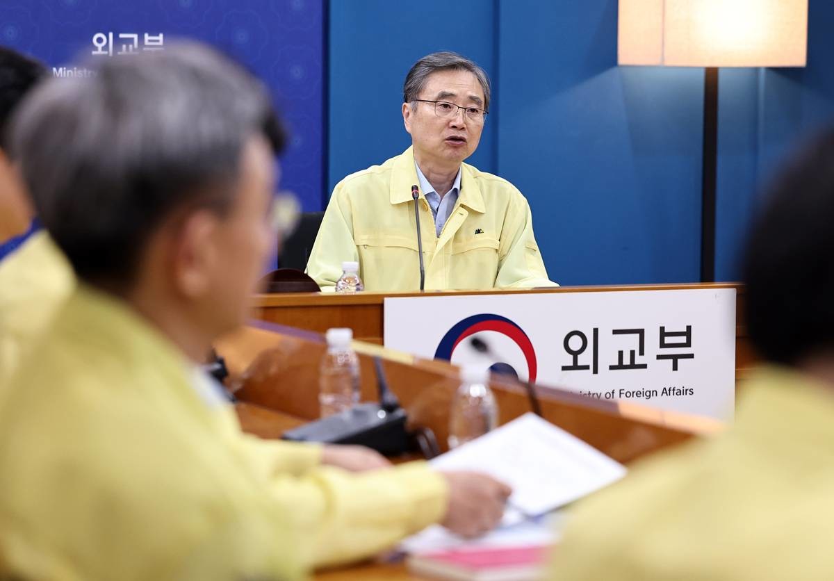조현 외교부 장관이 지난 26일 서울 종로구 외교부 청사에서 네팔 홍수 우리 국민 실종 관련 재외국민보호대책본부회의를 주재하고 있다 / 뉴스1