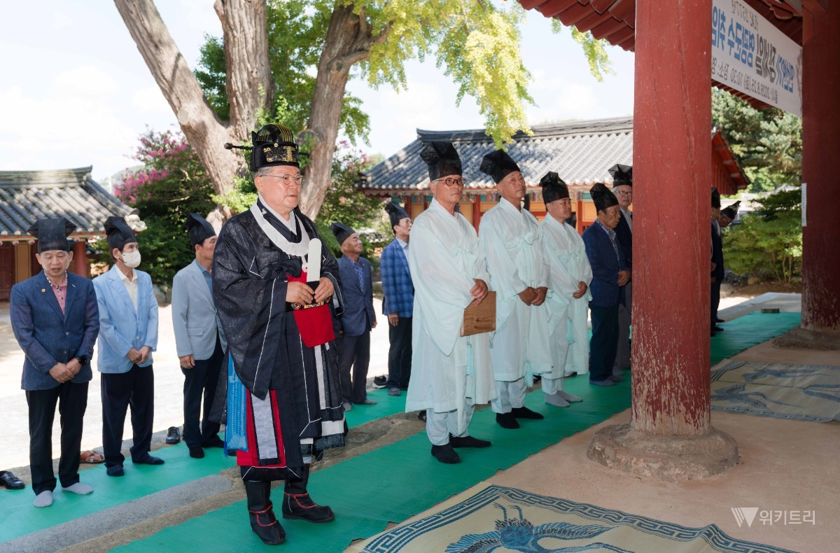 영광향교(전교 김옥환)는 지난 25일 영광향교 대성전에서 장세일 군수의 취임을 성현께 고하는 고유제를 봉행했다. / 영광군