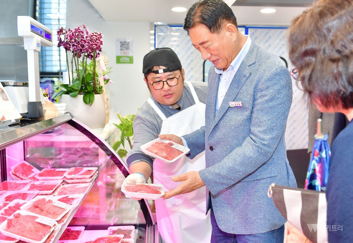 26일 장성로컬푸드 상무직매장 개장식에 참석한 김한종 군수가 정육 코너를 살펴보고 있다./ 장성군